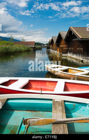 Boote und Bootshäuser am See Staffelsee, Seehausen, Upper Bavaria, Bavaria, Germany Stockfoto