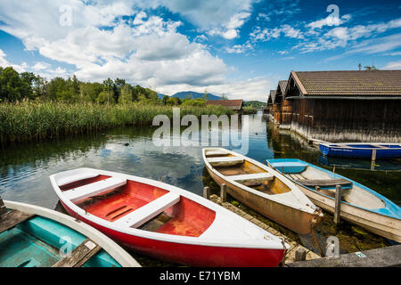 Boote und Bootshäuser am See Staffelsee, Seehausen, Upper Bavaria, Bavaria, Germany Stockfoto