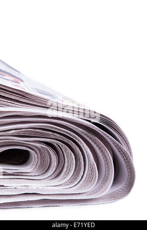 Nahaufnahme von gestapelten Zeitungen mit Textfreiraum, isoliert auf weißem Hintergrund. Stockfoto
