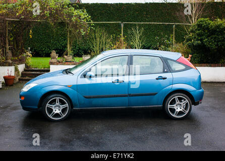 Blauer Ford Focus in Seitenansicht Stockfoto