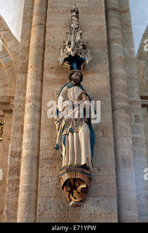 Skulptur des Hl. Bartholomäus innerhalb der späten Romanik St. Peter's Dom, 13. Jahrhundert, Osnabrück, Niedersachsen, Deutschland Stockfoto