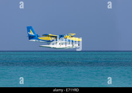 Wasserflugzeug von Trans Maldivian Airways, De Havilland Canada DHC-6-400 Twin Otter, während dem Landeanflug, Malediven Stockfoto