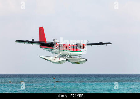 Wasserflugzeug, De Havilland Canada DHC-6-300 Twin Otter, Trans Maldivian Airways beim Landeanflug, Malediven Stockfoto