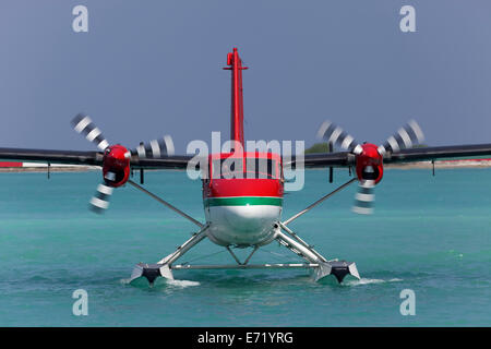 Wasserflugzeug, De Havilland Canada DHC-6 Twin Otter, Vorderansicht, auf dem Wasser, Malediven Stockfoto