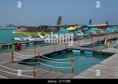 Ponton mit Wasserflugzeuge, De Havilland Canada DHC-6 300 Twin Otter, Malé International Airport, Hulhulé, Malediven Stockfoto
