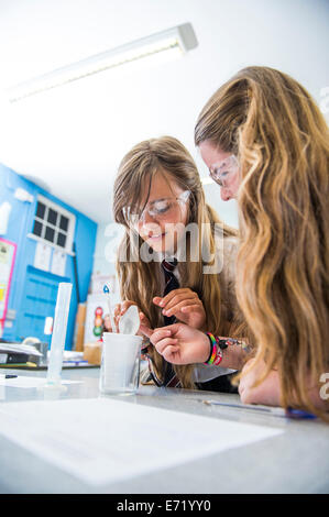 Sekundarstufe II Wales UK - zwei Mädchen machen ein Experiment in einem Wissenschaft Klasse Lektion praktische Labor Chemielabor Stockfoto