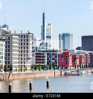 Wohnhaus mit Luxuswohnungen im Frankfurter Westhafen, Commerzbank-Tower auf der Rückseite, Frankfurt Am Main, Hessen Stockfoto