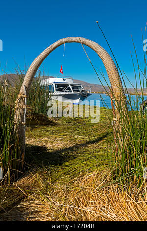 Schwimmende Inseln der Uros am Titicacasee, Peru Stockfoto