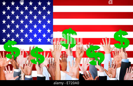 Multi-ethnischen Händen mit Dollarzeichen mit Flagge der USA für den Hintergrund. Stockfoto