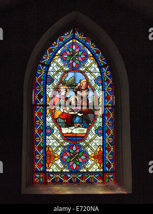 Heilige Anna Glasmalerei Fenster Darstellung und St. Joachim in einer Kirche in Chateau-Chalon, Region Jura, Frankreich Stockfoto