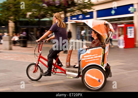 Dundee das erste Rikscha-Taxi-Service mit Kundin Radfahren entlang der Straßen der Stadt, UK Stockfoto