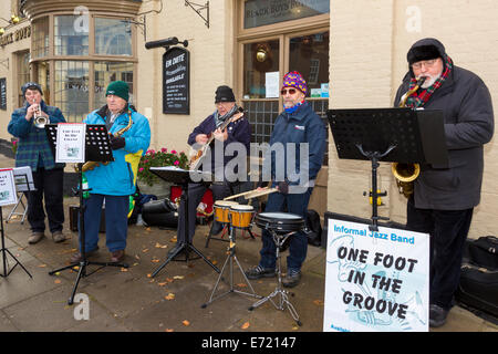 Ein Fuß In The Groove spielen, um den Markt Stadt Aylsham, Norfolk, Großbritannien von außen die Black Boys Gastwirtschaft. Stockfoto