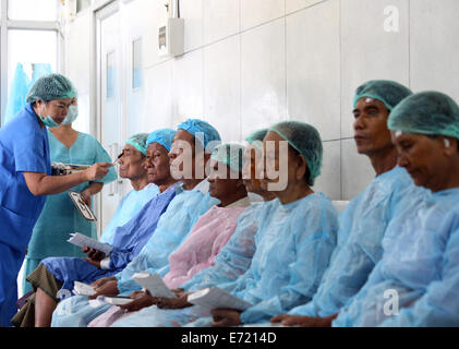 Yangon, Myanmar. 4. September 2014. Patienten warten für chirurgische Augenbehandlung in Yangon, Myanmar, 4. September 2014. Ein chinesisches medizinisches Team startete eine freie Auge chirurgische Behandlung Kampagne in Yangon Donnerstag als der dritte seiner Art der"Helligkeit" im Land. Bildnachweis: U Aung/Xinhua/Alamy Live-Nachrichten Stockfoto