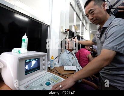 Yangon, Myanmar. 4. September 2014. Eine chinesische Augenarzt untersucht einen Patienten in Yangon, Myanmar, 4. September 2014. Ein chinesisches medizinisches Team startete eine freie Auge chirurgische Behandlung Kampagne in Yangon Donnerstag als der dritte seiner Art der"Helligkeit" im Land. Bildnachweis: U Aung/Xinhua/Alamy Live-Nachrichten Stockfoto