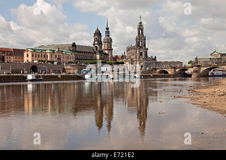 Fluss Elbe mit Kathedrale und das Schloss in Dresden, Sachsen, Deutschland, Europa Stockfoto