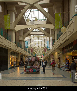 Innere des modernen Shopping-Mall mit Glasdach und Passanten Geschäfte in Oxford England Stockfoto