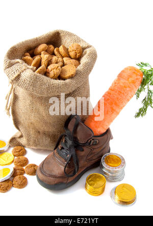 Schokoladen-Münzen Karotte im Schuh- und Taschen mit Cookies über weiß Stockfoto