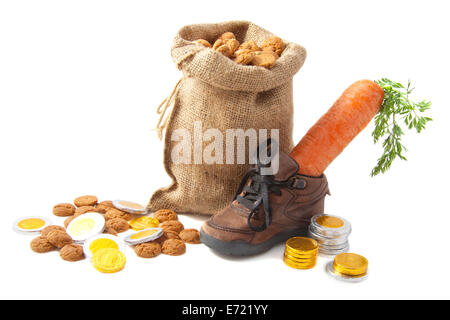 Schokoladen-Münzen Karotte im Schuh- und Taschen mit Cookies über weiß Stockfoto