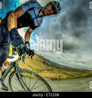 Radrennfahrer klettern die steilsten Abschnitt des Hardknott Passes im englischen Lake District. Stockfoto