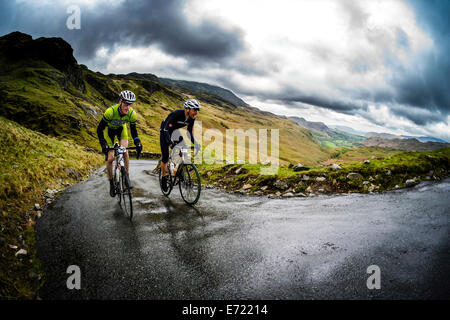 Zwei Rennradfahrer klettern die Hardknott Pass im englischen Lake District. Stockfoto