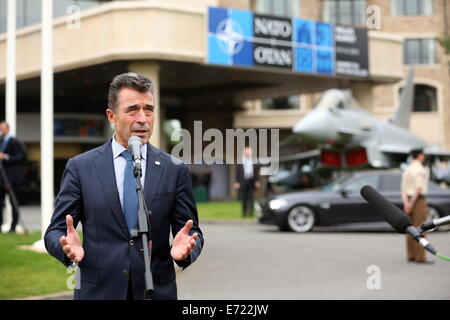 Newport, UK. 4. September 2014.  Im Bild: NATO-Generalsekretär Anders Fogh Rasmussen Adressierung Mitglieder der Presse an der Haustür-Veranstaltung.  Re: NATO-Gipfel in Celtic Manor Hotel, Newport, South Wales, UK. Bildnachweis: D Legakis/Alamy Live-Nachrichten Stockfoto