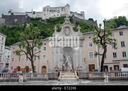 Österreich: Kapitelplatz (Kapitel Sqare) mit der Festung Hohensalzburg. Foto vom 16 Mai 2009. Stockfoto