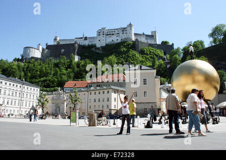 Österreich: Kapitelplatz (Kapitel Sqare) mit der Festung Hohensalzburg. Foto vom 17 Mai 2009. Stockfoto