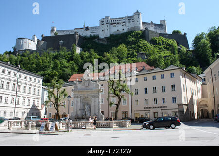 Österreich: Kapitelplatz (Kapitel Sqare) mit der Festung Hohensalzburg. Foto vom 17 Mai 2009. Stockfoto