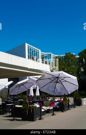 Cafe vor Finlandia-Talo, Finlandia-Halle (1975) von Alvar Aalto, Stadtteil Töölö, Helsinki, Finnland, Europa Stockfoto