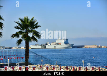 Gibraltar. 4. September 2014. Die Royal Navy HMS Ocean kam in der Bucht von Gibraltar heute einen Crew-Wechsel vor der Abreise gegenüber dem Mittelmeerraum und den Nahen Osten als Teil der Cougar 14 verpflichten. Cougar 14 wird beschrieben durch die UK Ministry of Defence als jährliche Übung in den Regionen Mittelmeer und Golf mit der Royal Navy und Royal Fleet Auxiliary Schiffe, die Teil des Großbritanniens Reaktion Kraft Task Group (RFTG) aktiv beteiligt. Bildnachweis: Stephen Ignacio/Alamy Live-Nachrichten Stockfoto