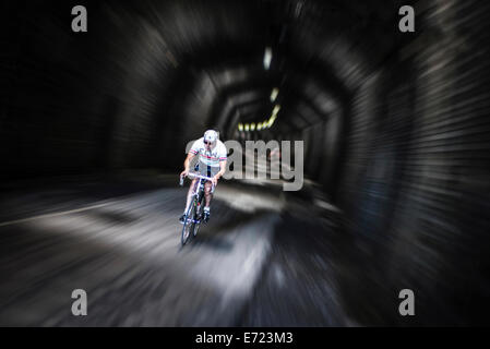 Beschleunigung durch den Tunnel an der Eroica Britannia Oldtimer-Rennen Stockfoto