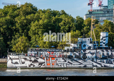 London, UK. 3. Sep, 2014. Führende deutsche Künstler, verwandelt Tobias Rehberger, die HMS President (1918) durch abdecken es komplett in "Blenden Tarnung" Entwürfe im Rahmen von 14-18 jetzt, dem offiziellen Kulturprogramm um den hundertsten Jahrestag des ersten Weltkriegs zu gedenken. Es ist auch Teil des völlig Thames Festival. London, UK, 3. September 2014 Credit: Guy Bell/Alamy Live-Nachrichten Stockfoto