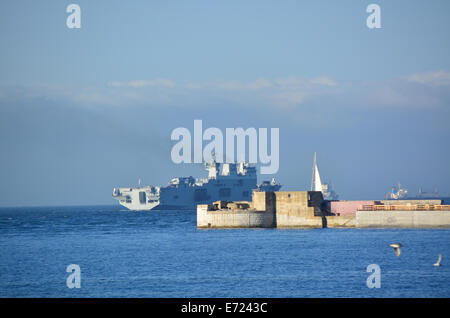 Gibraltar. 4. September 2014. Die Royal Navy HMS Ocean kam in der Bucht von Gibraltar heute einen Crew-Wechsel vor der Abreise gegenüber dem Mittelmeerraum und den Nahen Osten als Teil der Cougar 14 verpflichten. Cougar 14 wird beschrieben durch die UK Ministry of Defence als jährliche Übung in den Regionen Mittelmeer und Golf mit der Royal Navy und Royal Fleet Auxiliary Schiffe, die Teil des Großbritanniens Reaktion Kraft Task Group (RFTG) aktiv beteiligt. Bildnachweis: Stephen Ignacio/Alamy Live-Nachrichten Stockfoto