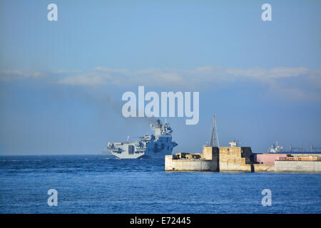 Gibraltar. 4. September 2014. Die Royal Navy HMS Ocean kam in der Bucht von Gibraltar heute einen Crew-Wechsel vor der Abreise gegenüber dem Mittelmeerraum und den Nahen Osten als Teil der Cougar 14 verpflichten. Cougar 14 wird beschrieben durch die UK Ministry of Defence als jährliche Übung in den Regionen Mittelmeer und Golf mit der Royal Navy und Royal Fleet Auxiliary Schiffe, die Teil des Großbritanniens Reaktion Kraft Task Group (RFTG) aktiv beteiligt. Bildnachweis: Stephen Ignacio/Alamy Live-Nachrichten Stockfoto