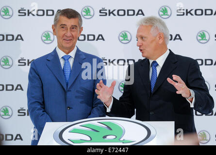 Mlada Boleslav, Tschechien. 4. September 2014. Autohersteller Skoda Auto eröffnet ein neues Zentrum für die Entwicklung und Erprobung der Aggregate in Mlada Boleslav, Mittelböhmen, heute, am Donnerstag, 4. September 2014 Wert EUR45m (ca. Kc1.2bn). Abgebildete tschechische Finanzminister Andrej Babis (links) und Skoda Auto CEO Winfried Vahland. Bildnachweis: CTK/Alamy Live-Nachrichten Stockfoto