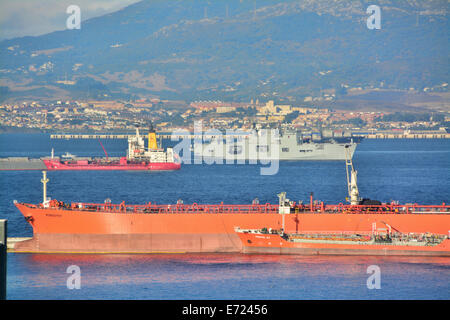 Gibraltar. 4. September 2014. Die Royal Navy HMS Ocean kam in der Bucht von Gibraltar heute einen Crew-Wechsel vor der Abreise gegenüber dem Mittelmeerraum und den Nahen Osten als Teil der Cougar 14 verpflichten. Cougar 14 wird beschrieben durch die UK Ministry of Defence als jährliche Übung in den Regionen Mittelmeer und Golf mit der Royal Navy und Royal Fleet Auxiliary Schiffe, die Teil des Großbritanniens Reaktion Kraft Task Group (RFTG) aktiv beteiligt. Bildnachweis: Stephen Ignacio/Alamy Live-Nachrichten Stockfoto