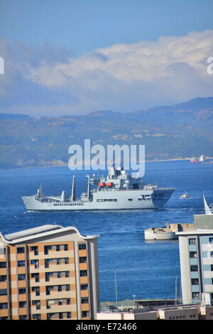 Gibraltar. 4. September 2014. Die Royal Navy HMS Ocean kam in der Bucht von Gibraltar heute einen Crew-Wechsel vor der Abreise gegenüber dem Mittelmeerraum und den Nahen Osten als Teil der Cougar 14 verpflichten. Cougar 14 wird beschrieben durch die UK Ministry of Defence als jährliche Übung in den Regionen Mittelmeer und Golf mit der Royal Navy und Royal Fleet Auxiliary Schiffe, die Teil des Großbritanniens Reaktion Kraft Task Group (RFTG) aktiv beteiligt. Bildnachweis: Stephen Ignacio/Alamy Live-Nachrichten Stockfoto