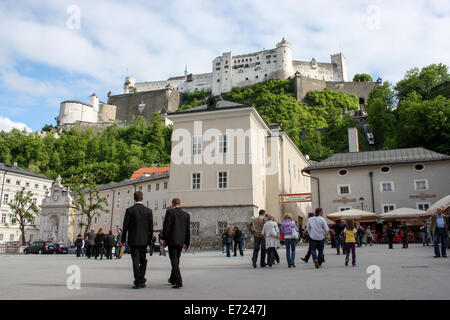 Österreich: Kapitelplatz (Kapitel Sqare) mit der Festung Hohensalzburg. Foto vom 16 Mai 2009. Stockfoto