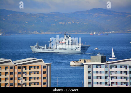 Gibraltar. 4. September 2014. Die Royal Navy HMS Ocean kam in der Bucht von Gibraltar heute einen Crew-Wechsel vor der Abreise gegenüber dem Mittelmeerraum und den Nahen Osten als Teil der Cougar 14 verpflichten. Cougar 14 wird beschrieben durch die UK Ministry of Defence als jährliche Übung in den Regionen Mittelmeer und Golf mit der Royal Navy und Royal Fleet Auxiliary Schiffe, die Teil des Großbritanniens Reaktion Kraft Task Group (RFTG) aktiv beteiligt. Bildnachweis: Stephen Ignacio/Alamy Live-Nachrichten Stockfoto