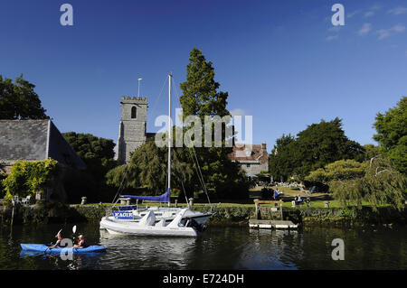 England, Dorset, Wareham, Fluß Frome und Priory Hotel. Stockfoto