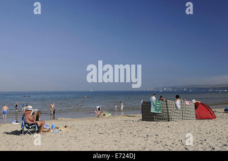 England, Dorset, Studland Bay, Knoll Strand mit Blick auf Old Harry Rocks. Stockfoto