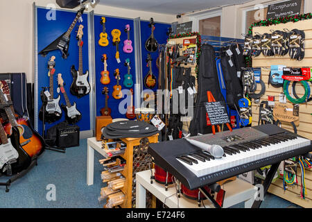 Musik-Shop Verkauf von Tastaturen und Saiteninstrumente, Norfolk UK. Stockfoto