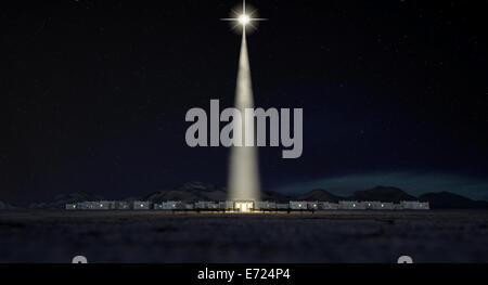 Eine Krippe von Christs Geburt in Bethlehem mit der isolierten heruntergekommen Stall angezündet von einem hellen Stern auf einem dunkelblauen Himmel b Stockfoto