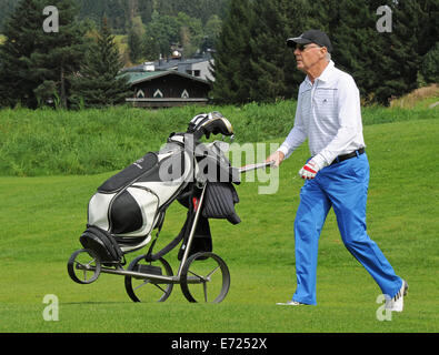 Going, Österreich. 03rd September 2014. Deutsche Fußballlegende Franz Beckenbauer spielt eine Runde Golf im "Kaiser Trophy" golf-Turnier im Rahmen der Veranstaltung "Camp Beckenbauer" in Reith, Österreich, 3 Septmeber 2014. © Dpa picture-Alliance/Alamy Live News Stockfoto