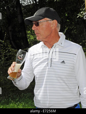 Going, Österreich. 03rd September 2014. Deutsche Fußballlegende Franz Beckenbauer lächelt, als er ein Glas Bier, während "Kaiser Trophy trinkt" golf-Turnier im Rahmen der Veranstaltung "Camp Beckenbauer" in Reith, Österreich, 3 Septmeber 2014. © Dpa picture-Alliance/Alamy Live News Stockfoto