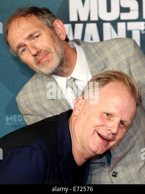 Hamburg, Deutschland. 3. Sep, 2014. Niederländischer Film Regisseur Anton Corbijn (L) und deutsche Musiker Herbert Groenemeyer besucht die Premiere von Corbijns neuesten Film "A Most Wanted Man" in Hamburg, Deutschland, 3. September 2014. Foto: Axel Heimken/Dpa/Alamy Live News Stockfoto