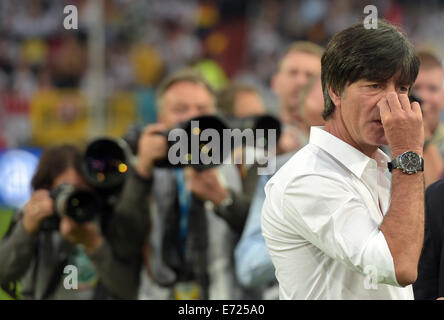 Gerresheim, Deutschland. 3. Sep, 2014. Deutschlands Trainer Joachim Loew (R) reibt seine Nase vor der internationalen Fußballspiel zwischen Deutschland und Argentinien in Gerresheim, Deutschland, 3. September 2014. Foto: Federico Gambarini/Dpa/Alamy Live News Stockfoto