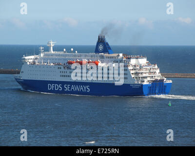 Die 31788 Tonne DFDS "King Seaways" verlässt den Hafen von Tyne und voyaging über die Nordsee nach Ijmuiden in den Niederlanden. Stockfoto