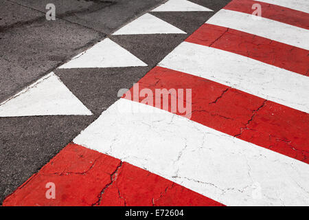 Fußgängerüberweg Straße markiert, rot weiße Linien und Dreiecke Stockfoto