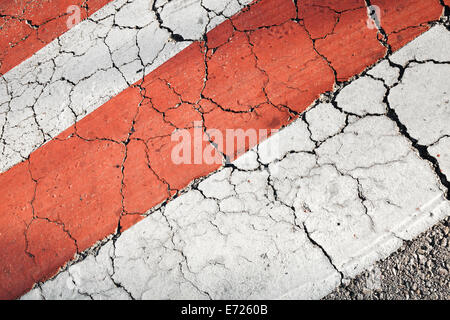 Fußgängerüberweg Straße markiert, rote weiße Linien auf asphalt Stockfoto